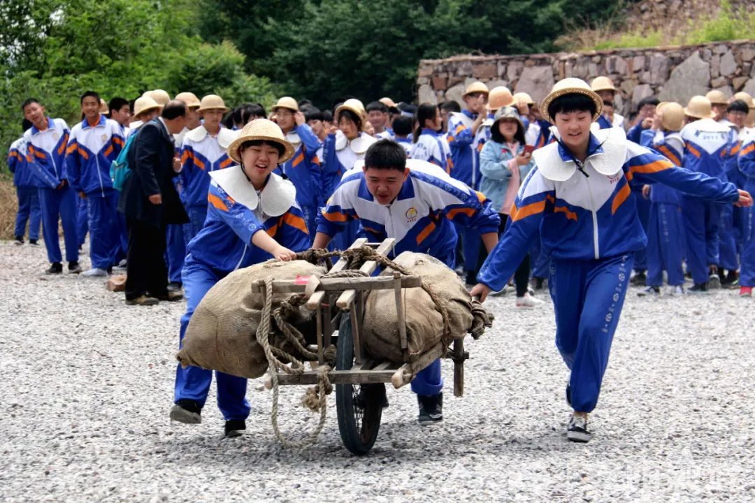 渠水、山碑、红旗，映照初心