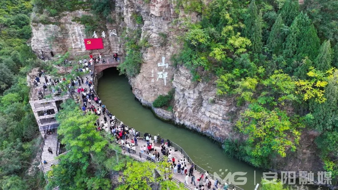 渠水、山碑、红旗，映照初心